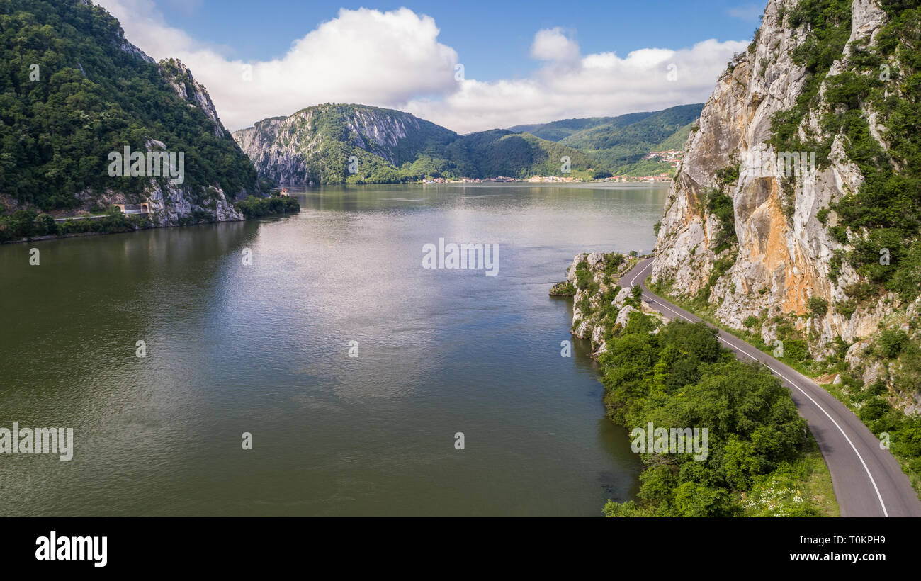 Landschaft in den Donau-Schluchten. Cazanele Mari von der rumänischen Seite gesehen Stockfoto