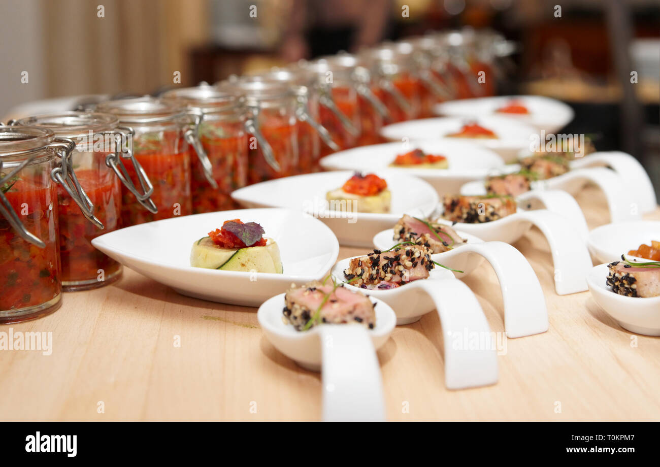 Reihen von Snacks auf ein Buffet Stockfoto