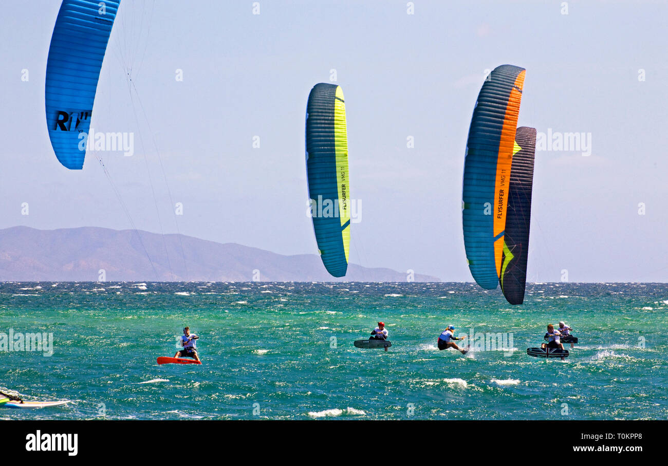 In La Ventanna, Baja, Mexiko, Kitesurfen, Segeln oder kitesailing ist ein beliebter Sport unter amerikanischen Besucher. Stockfoto