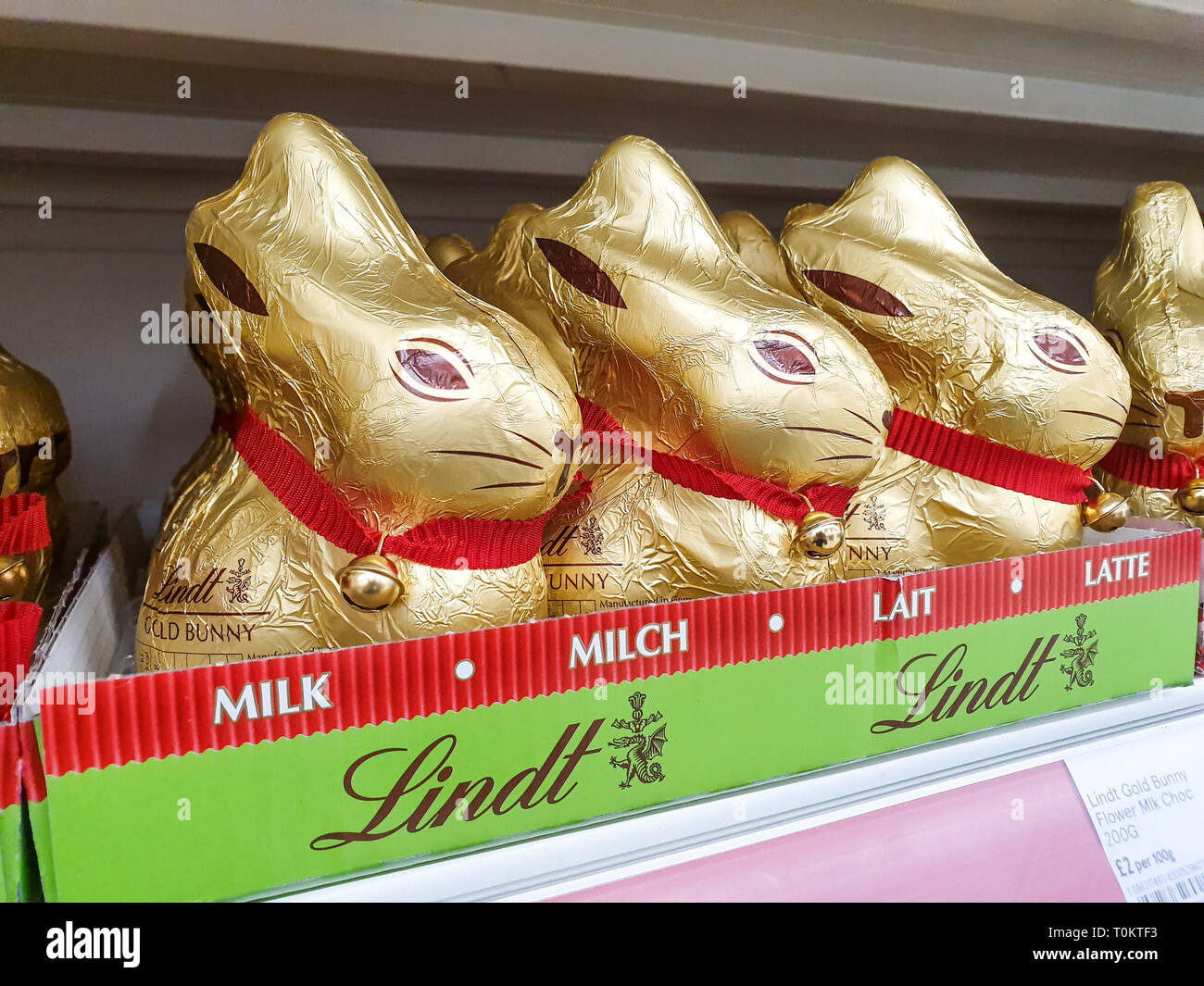 SHEFFIELD, UK - 20. MÄRZ 2019: Lindt gold Bunnys für den Verkauf in Vorbereitung auf Ostern in Sheffield Tesco Extra speichern Stockfoto