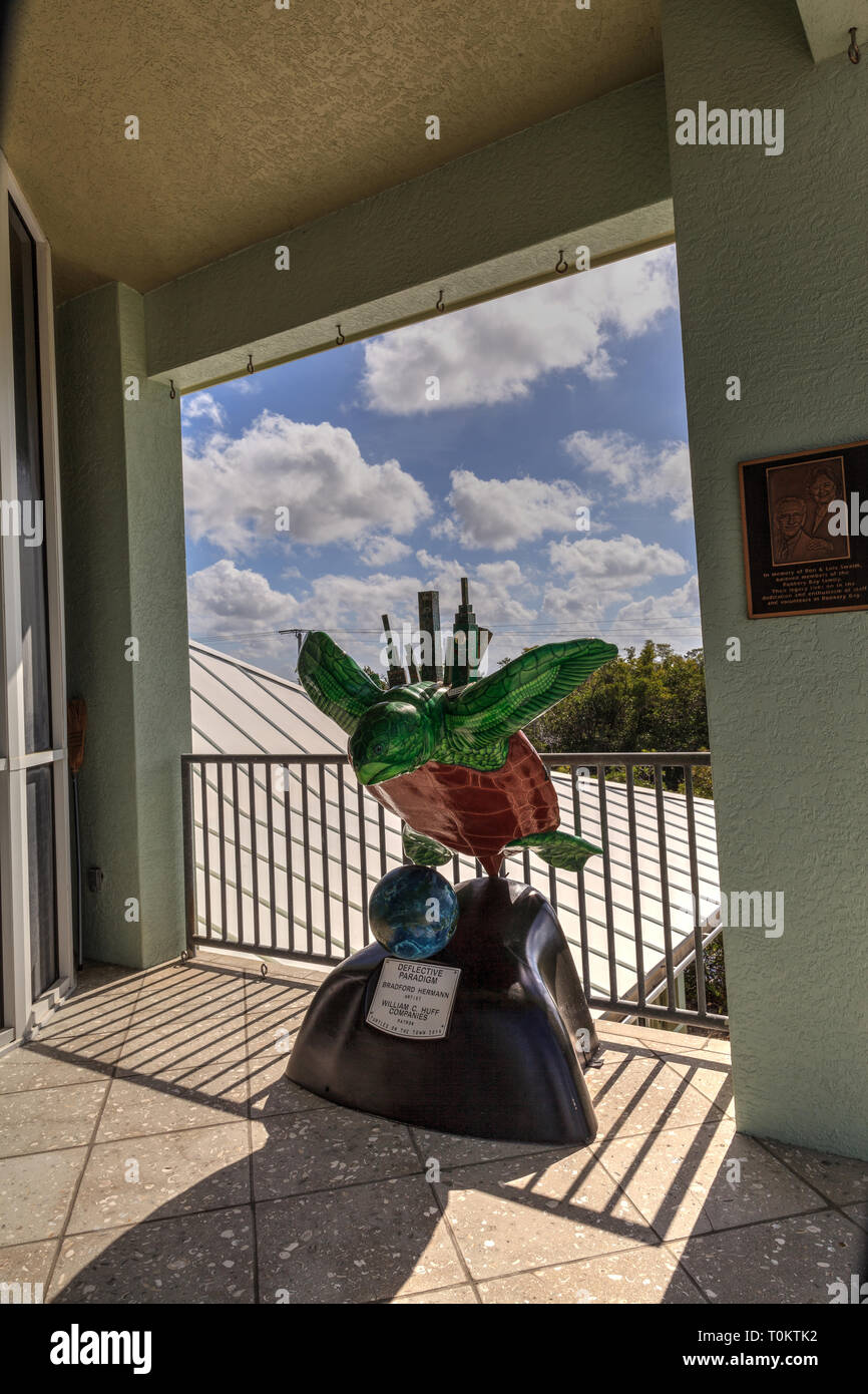 Marco Island, Florida, USA - 10. März 2018: Turtle Skulptur namens Umlenkeinheiten einrastet Paradigma des Künstlers Bradford Hermann an Rookery Bay Umwelt Lernen Stockfoto