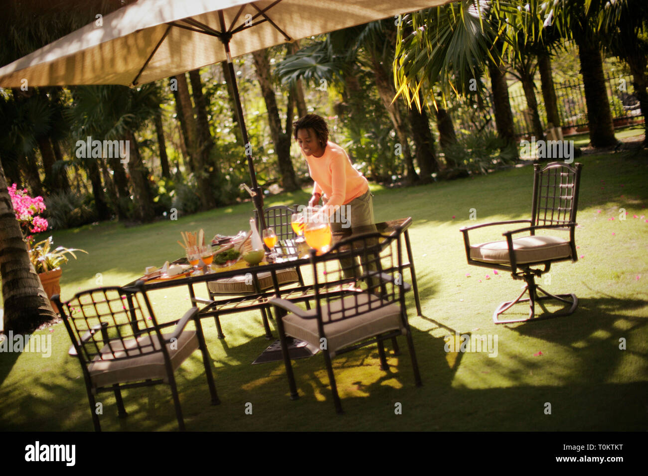 Frau vorbereiten für Mittagessen Stockfoto