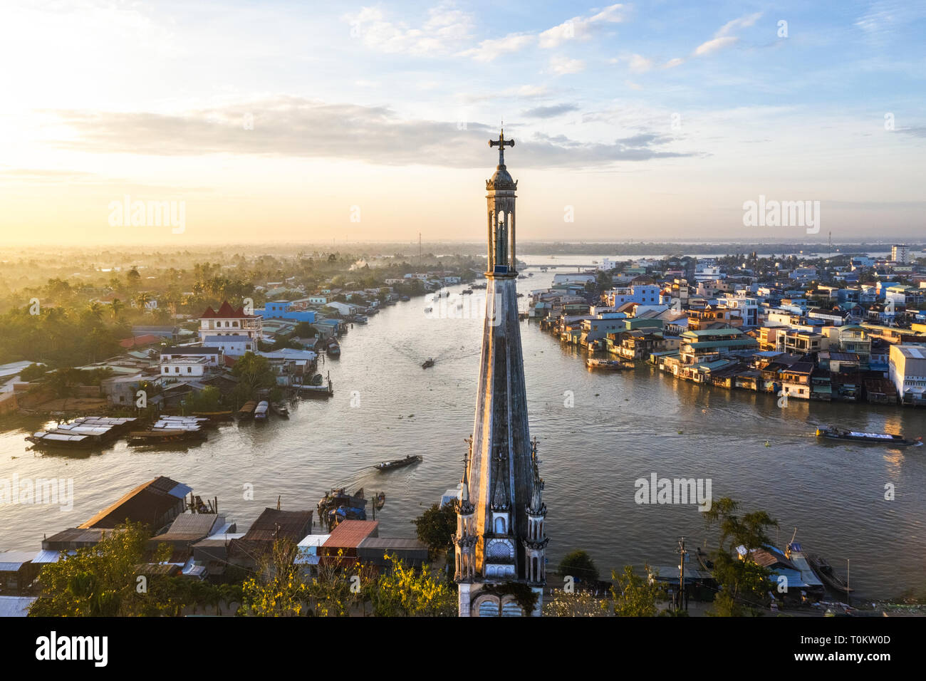 Luftaufnahme von Cai Kirche im Mekong Delta, In front Cai schwimmenden Markt. Glockenturm und die Statue der Gottesmutter. Tien Giang, Vietnam Stockfoto