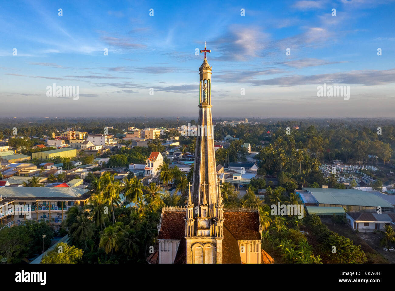 Luftaufnahme von Cai Kirche im Mekong Delta, In front Cai schwimmenden Markt. Glockenturm und die Statue der Gottesmutter. Tien Giang, Vietnam Stockfoto