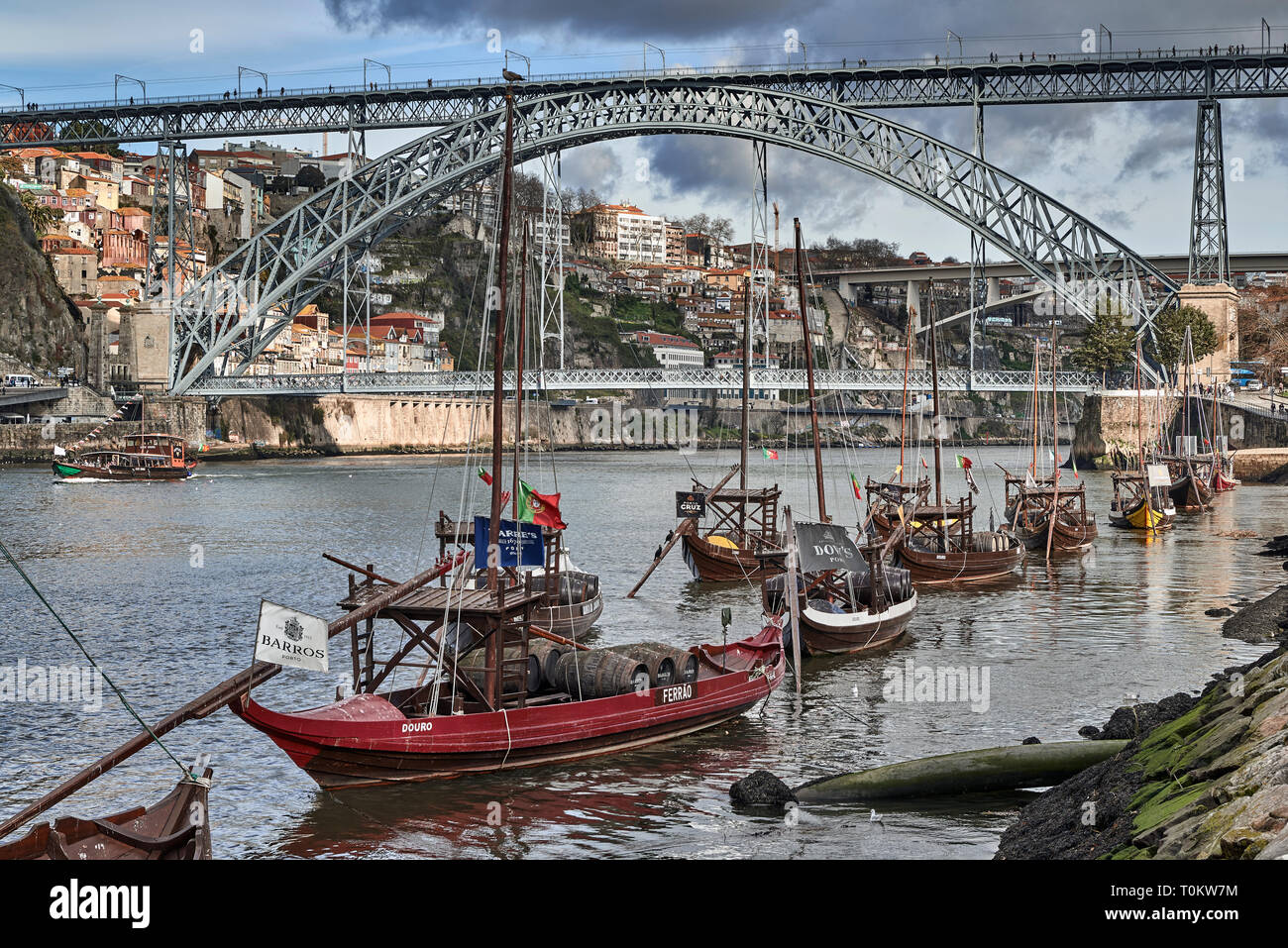 Boote mit Weinfässern aus den Kellern von Vila Nova de Gaia und Luis I Brücke zu Oporto, Portugal Pass Stockfoto