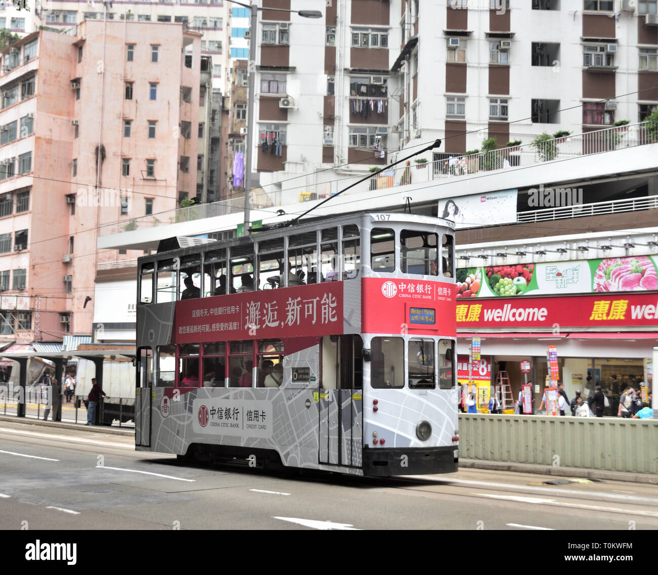 Straßenbahn entlang Wohngebiet in Hong Kong Island Stockfoto