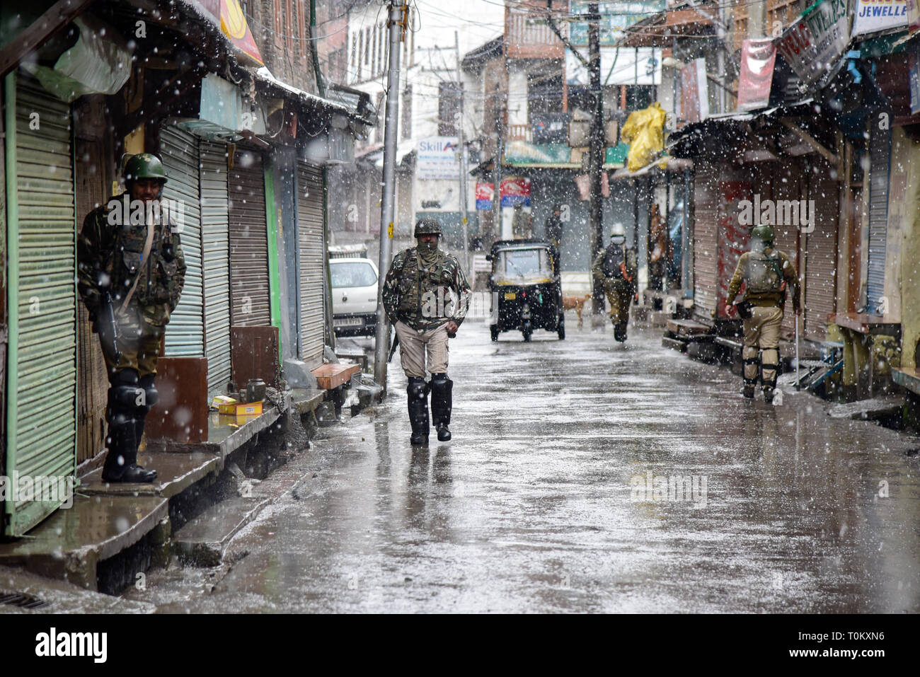 Indische paramilitärischen Männer gesehen die Patrouillen der Straße inmitten frischer Schneefall in einer Sicherheitsabschaltung in Srinagar. Leben waren in Kaschmir Valley am Mittwoch aufgrund eines Protestes Abschaltung durch die Separatisten gegen die Freiheitsentziehenden Tod einer Lehrerin gestern als betroffen. Kräfte in ausreichender Anzahl waren auch in sensiblen Bereichen eingesetzt Die protestaktionen im Hinblick auf die Abschaltung Anruf vom seperatists zu vereiteln. Stockfoto