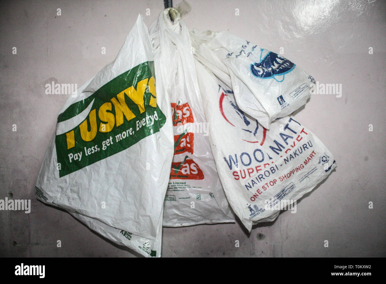 Plastiktüten werden gesehen, die an der Wand hängen an einem Haus in Nakuru Stadt. Im Jahr 2017 der Regierung von Kenia verboten alle mit Plastiktüten, weil Sie die Umwelt zu belasten. Das Verbot ist bisher als der härteste der Welt gefeiert wurde, Täter Risiko bis zu vier Jahre Haft oder Geldstrafen von 40.000 $. Wenn das Verbot in Kraft trat clevere Händler ausgenutzt Schlupflöcher im Gesetz geringer Qualität single einzuführen - mit Non-woven Taschen allgemein als Polypropylen bekannt. Sie erkennen, dass der Markt wurde mit genauso schlecht wie das verbotene Plastiktüten die Regierung tha angekündigt hat, überschwemmt Stockfoto