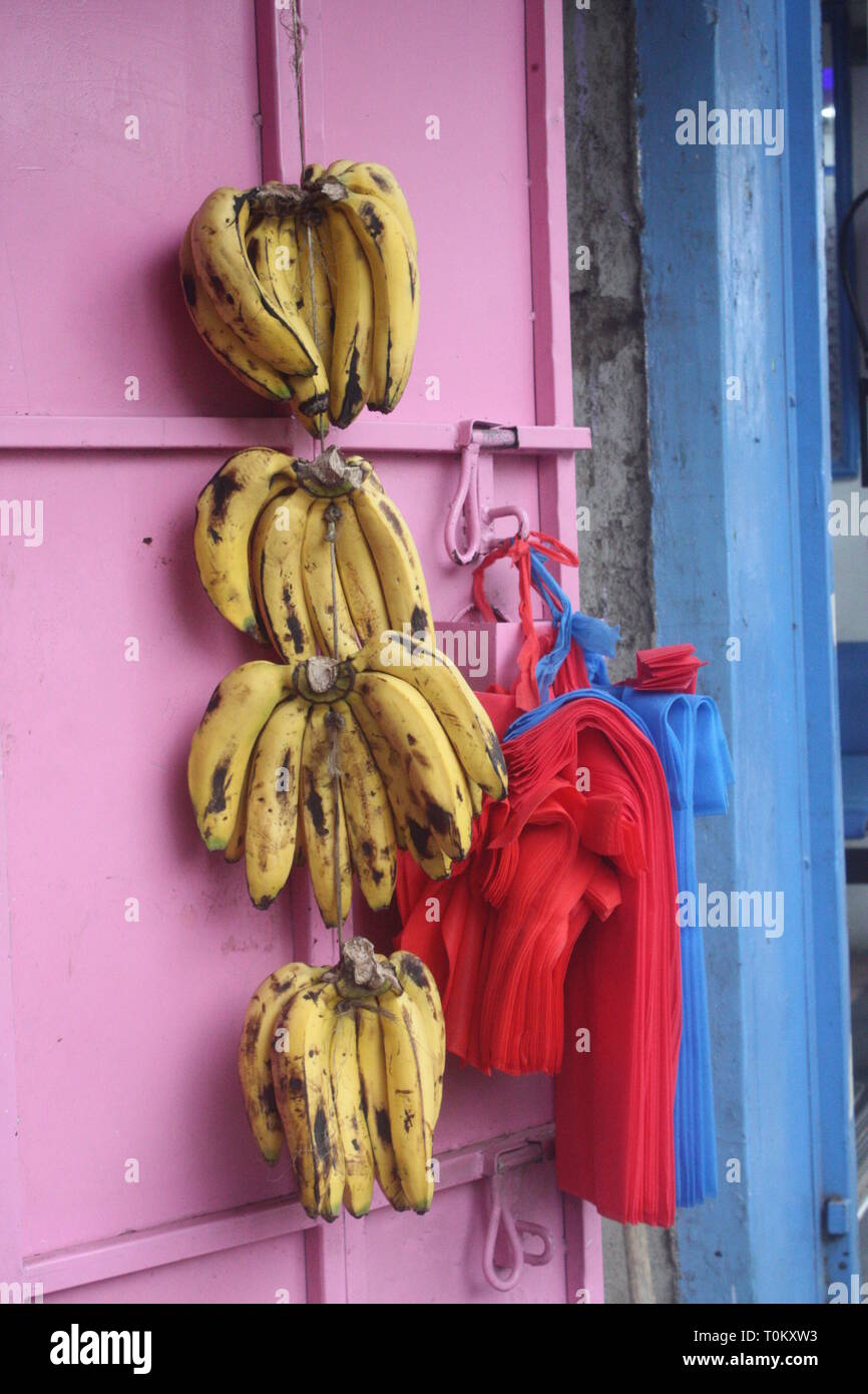 Bananen und Non woven Taschen sind aus Polypropylen gesehen auf einem shop Tür in Nakuru angezeigt. Im Jahr 2017 der Regierung von Kenia verboten alle mit Plastiktüten, weil Sie die Umwelt zu belasten. Das Verbot ist bisher als der härteste der Welt gefeiert wurde, Täter Risiko bis zu vier Jahre Haft oder Geldstrafen von 40.000 $. Wenn das Verbot in Kraft trat clevere Händler ausgenutzt Schlupflöcher im Gesetz geringer Qualität single einzuführen - mit Non-woven Taschen allgemein als Polypropylen bekannt. Sie erkennen, dass der Markt überschwemmt mit genauso schlecht wie das verbotene Plastiktüten der Regierung Stockfoto
