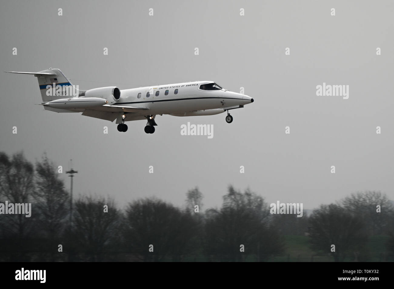 Eine C-21 der US-Luftstreitkräfte in Europa zugeordnet Ansätze der Flug Linie an RAF Fairford, England, 19. März 2019. Passagiere dieses Flugzeug inbegriffen Generalleutnant Jeffrey Harrigian, USAFE und Luftstreitkräfte in Afrika stellvertretender Kommandant, und Chief Master Sgt. Phillip Easton, USAFE-AFAFRICA Befehl chief. (U.S. Air Force Foto von Flieger 1. Klasse Tessa B. Corrick) Stockfoto