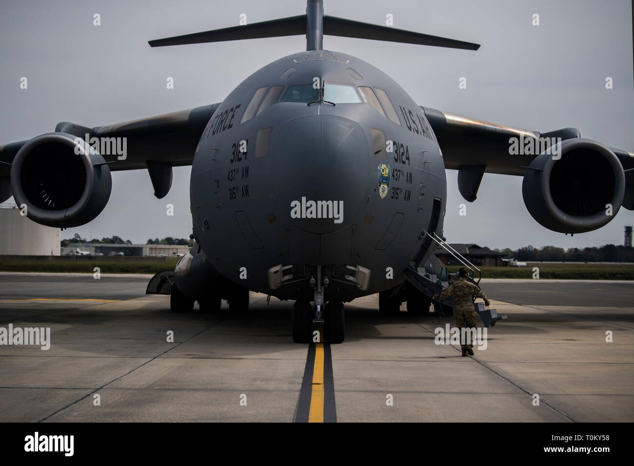Staff Sgt. Massey, C-17 Globemaster III last Master, führt ein Flugzeug precheck vor Abflug bei Joint Base Charleston, South Carolina, 19. März 2019. Loadmasters sind verantwortlich für die ordnungsgemäße Beladung, Sicherung und Begleitung von Fracht und Passagieren vor und nach jedem Flug. (U.S. Air Force Foto: Staff Sgt. Matthäus Lotz) Stockfoto