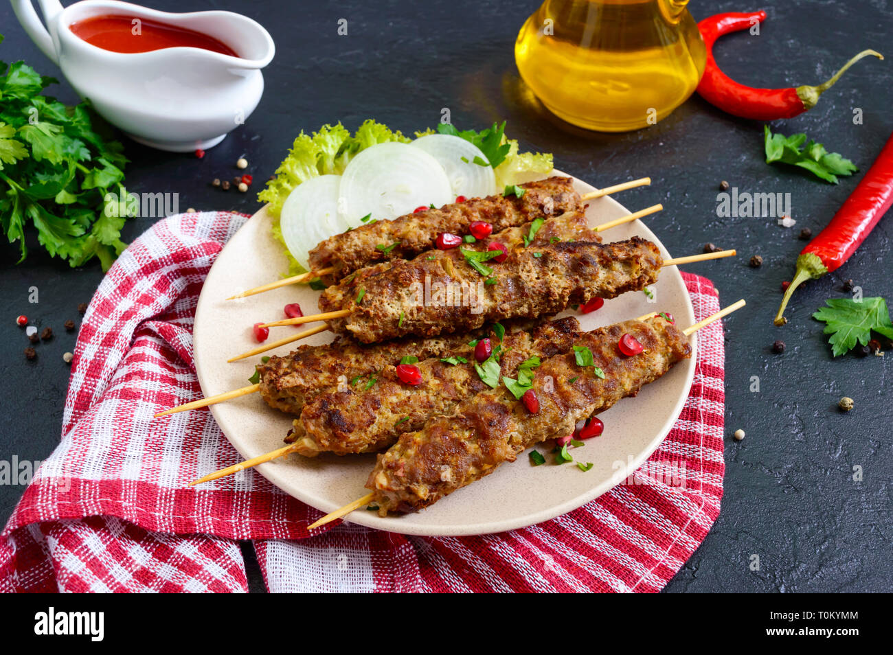Lula Kebab ist eine traditionelle arabische Gericht. Fleisch Schaschlik auf Holzspieße auf schwarzem Hintergrund. Stockfoto