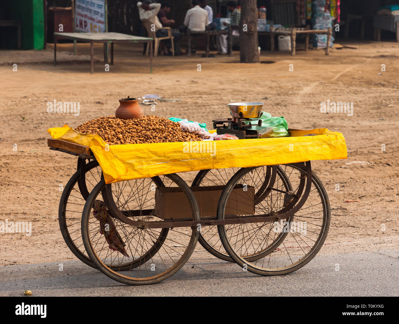 Den traditionellen Handel in Indien mit Obst, Gemüse, Nüssen und Gewürzen Stockfoto