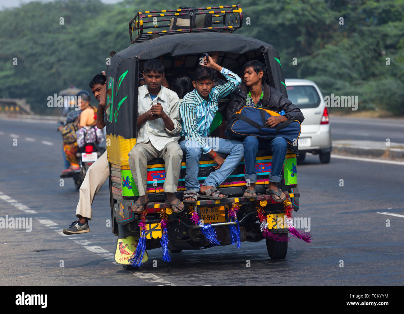 AGRA, INDIEN - November 15, 2012: Traditionelle indische Familie fährt mit dem Auto. Indische Menschen und ihre bunte Kultur Stockfoto