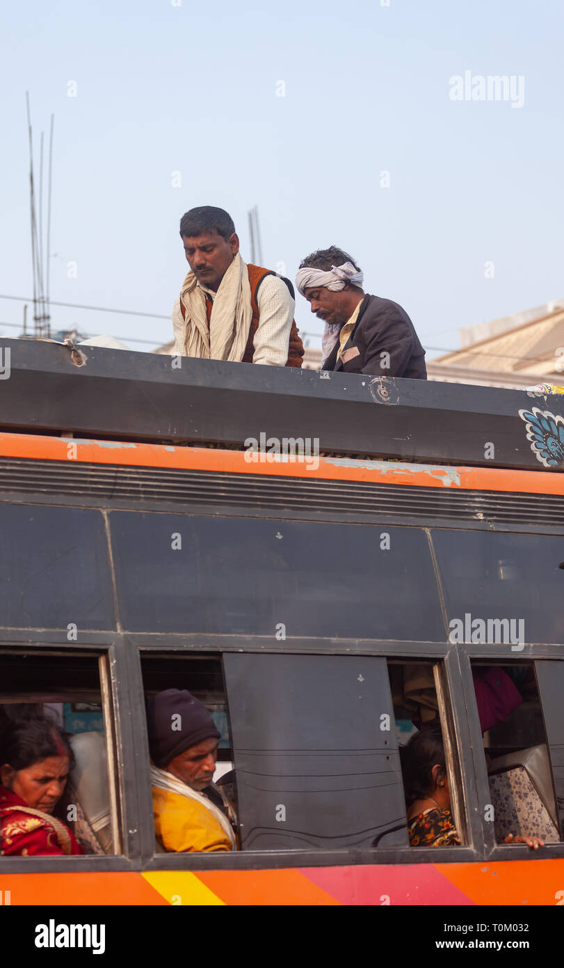 AGRA, INDIEN - November 15, 2012: Indische Menschen reisen mit öffentlichen Verkehrsmitteln Stockfoto