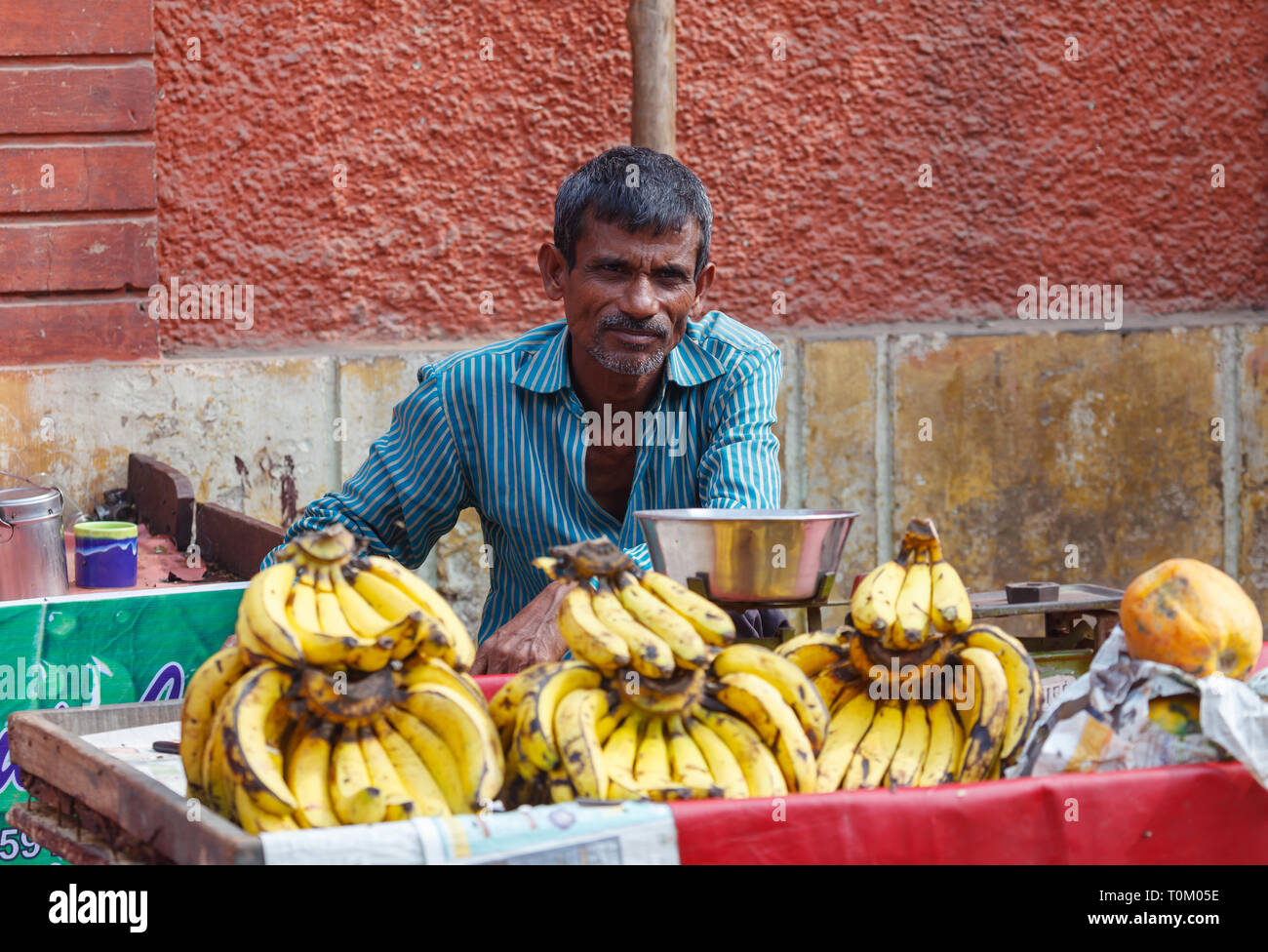 AGRA, INDIEN - November 16, 2012: Traditioneller Handel in Indien mit Obst, Gemüse, Nüssen und Gewürzen Stockfoto