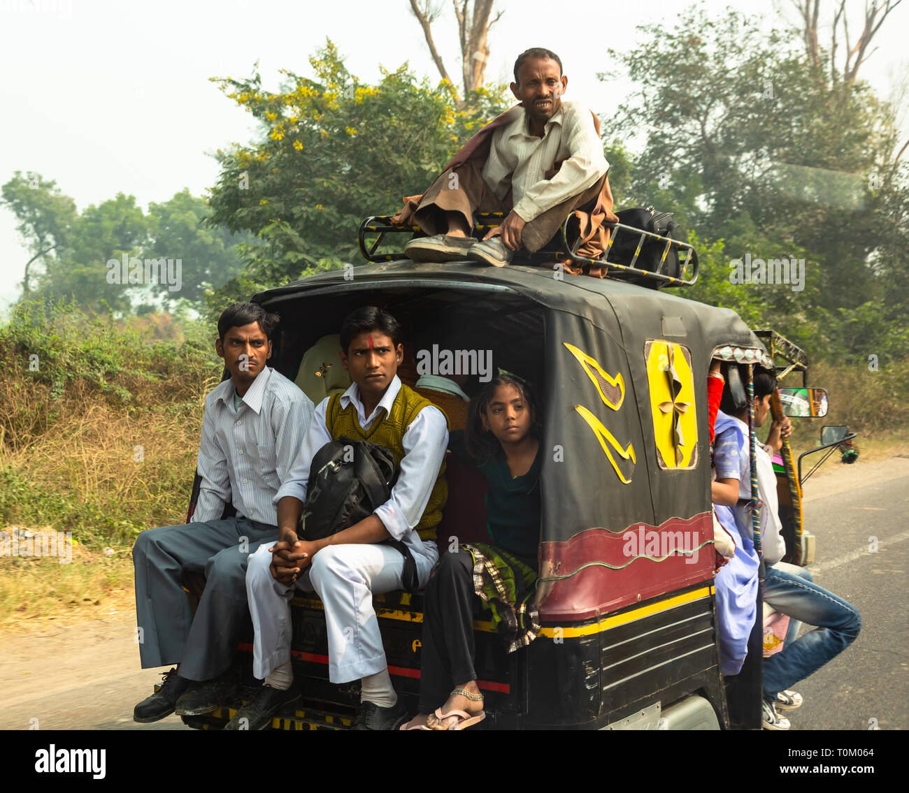AGRA, INDIEN - November 16, 2012: Traditionelle indische Familie fährt mit dem Auto. Indische Menschen und ihre bunte Kultur Stockfoto