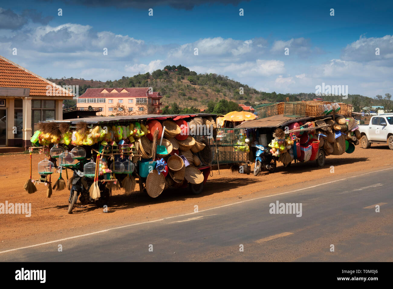 Kambodscha, Provinz Mondulkiri, Sen monorom, Moto-remork, hardware Stände neben zweispurige Umgehungsstraße geparkt Stockfoto