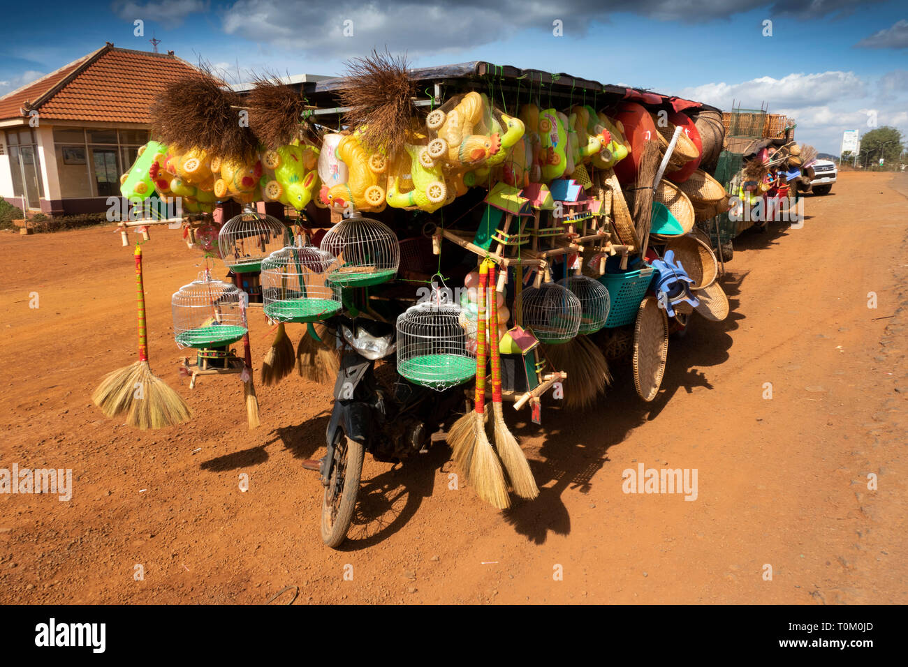 Kambodscha, Provinz Mondulkiri, Sen monorom, Moto-remork, hardware Stände neben zweispurige Umgehungsstraße geparkt Stockfoto