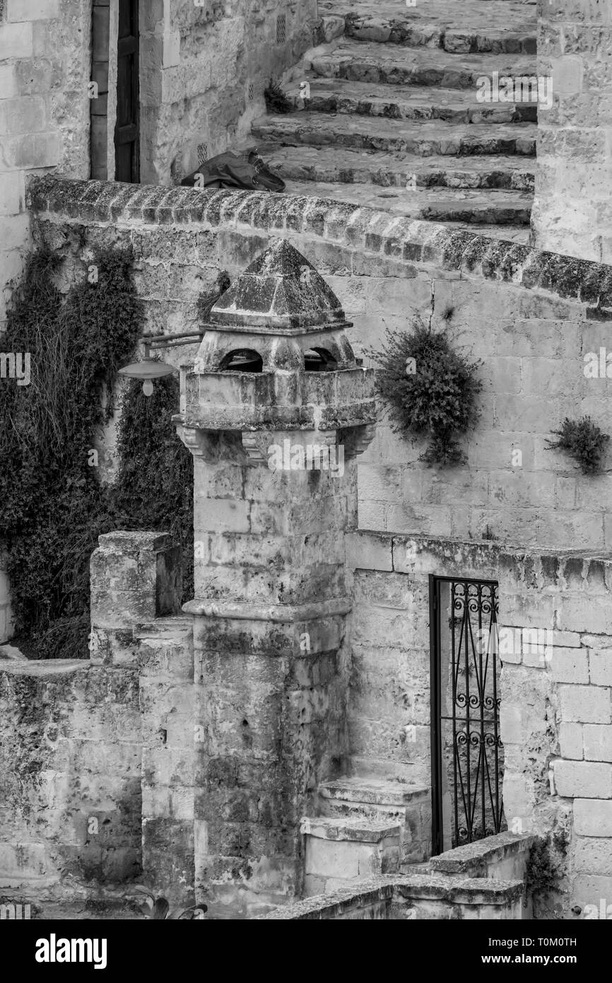 Super Close-up schwarz-weiß Blick auf wunderschön verzierten Kamin in der Altstadt von Matera, die Sassi di Matera, Basilikata, Süditalien, ar Stockfoto