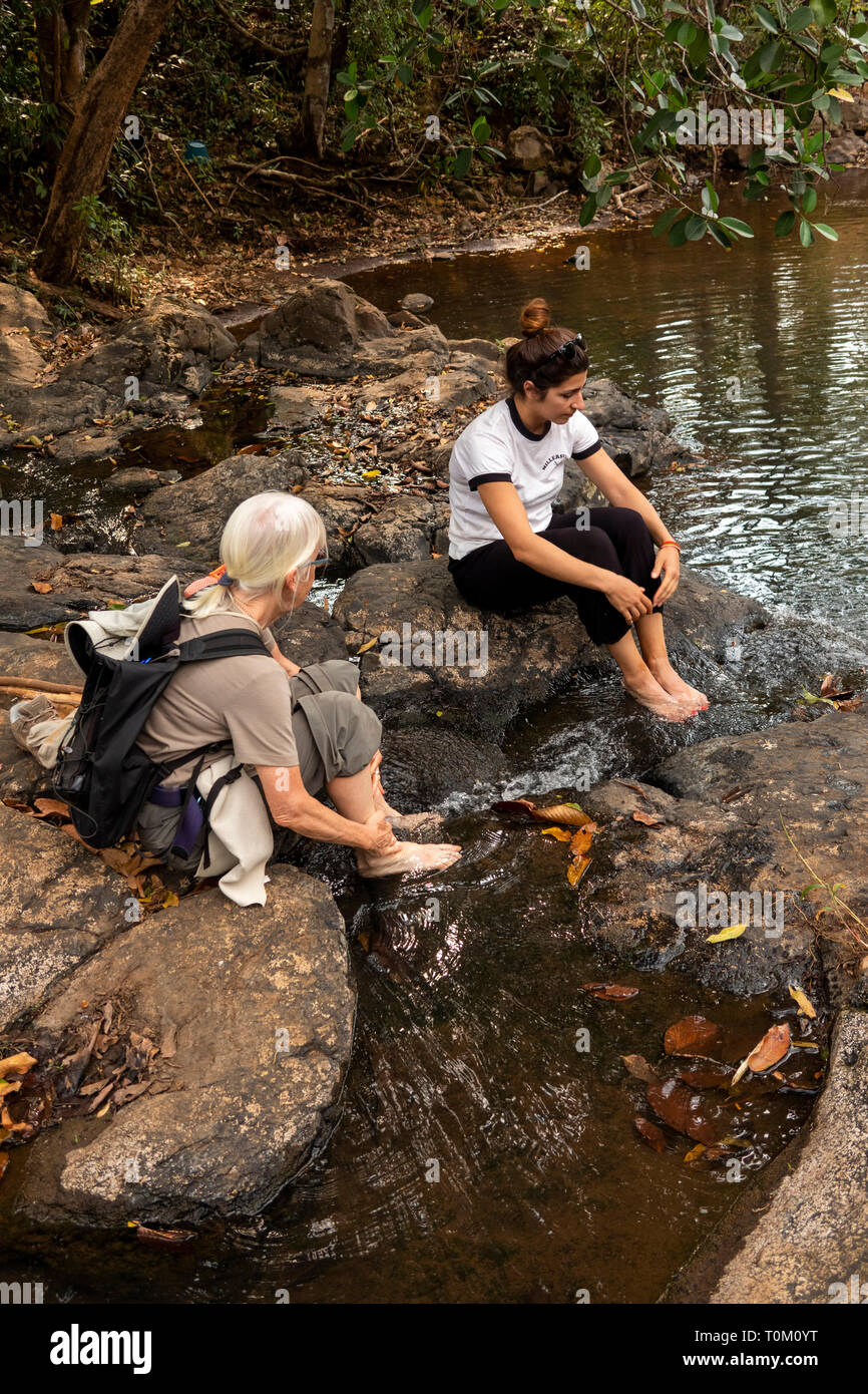 Kambodscha, Provinz Mondulkiri, Sen monorom, Elephant Valley Projekt freiwillige Kühlung Füße im Fluss Stockfoto