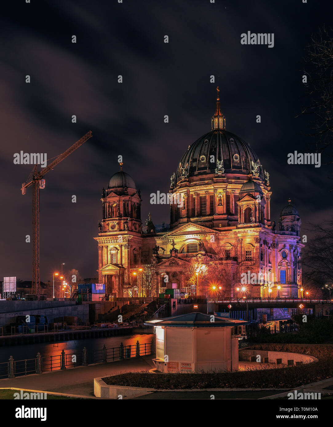 Berlin Cathedrale, Berliner Dom, Berlin Stadt bei Nacht mit schönen Neon Lichter in einem futuristischen anders aus. Stockfoto