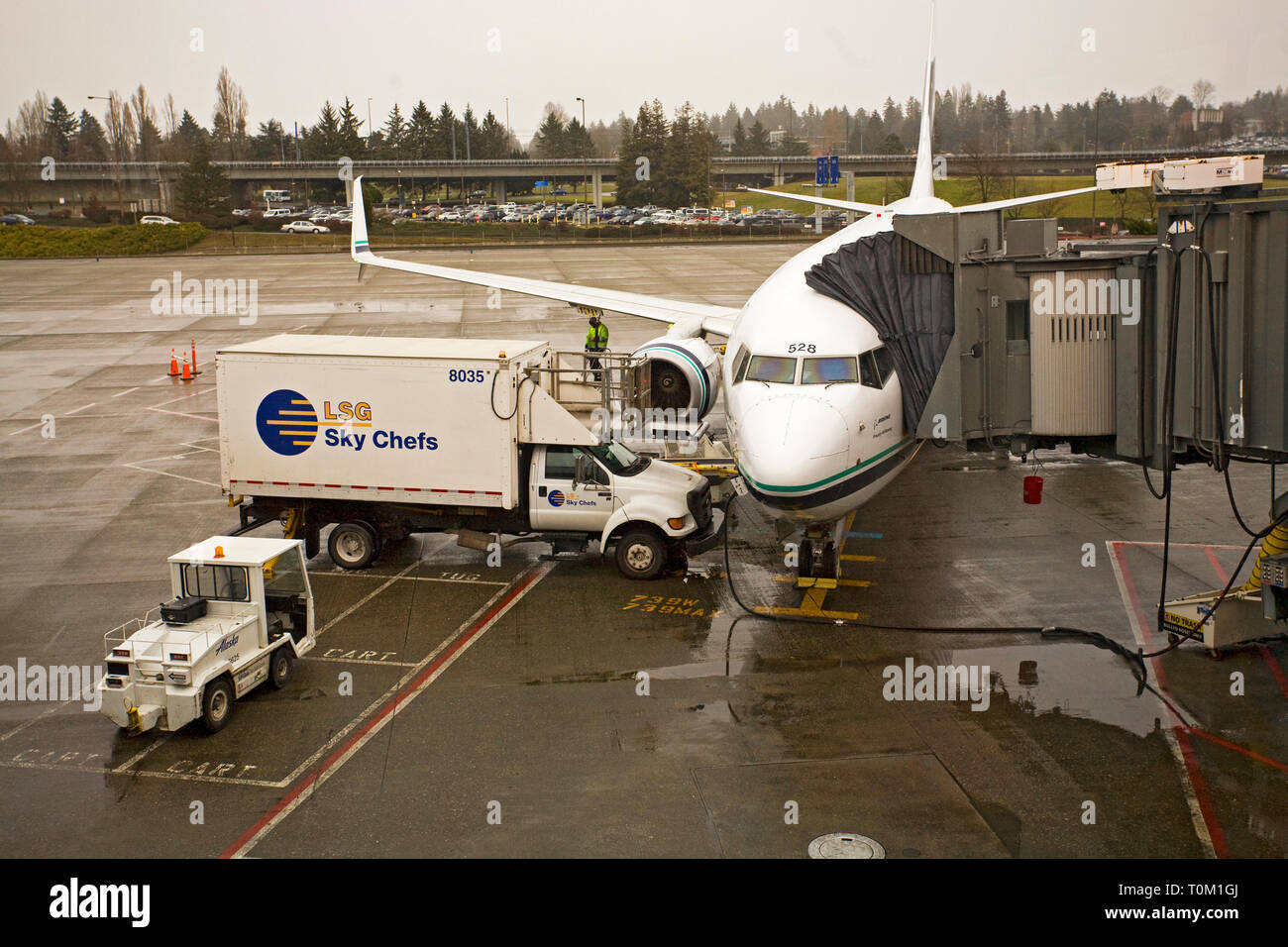 Ein alaskan Airlines 737 300 auf Treibstoff und Lebensmitteln zu einem Tor an Sea-Tac, Seattle-Tacoma, Flughafen in Seattle, Washington. Stockfoto