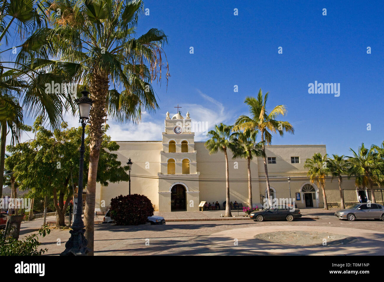 Für eine frontale Ansicht der Iglesia Nuestra Señora del Pilar Todos Santos, dem alten und schönen katholische Kirche in Todos Santos, Baja, Mexiko. Stockfoto