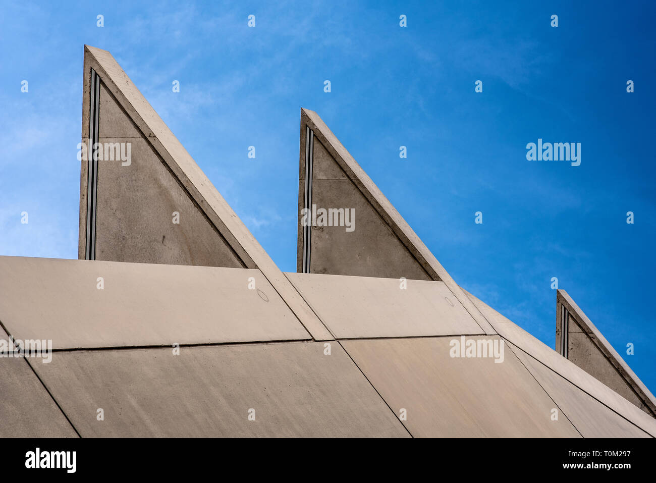 Futuristischer bau Detail mit Akut-winkel Dach und Balkon, imaginäre fin Form Stockfoto