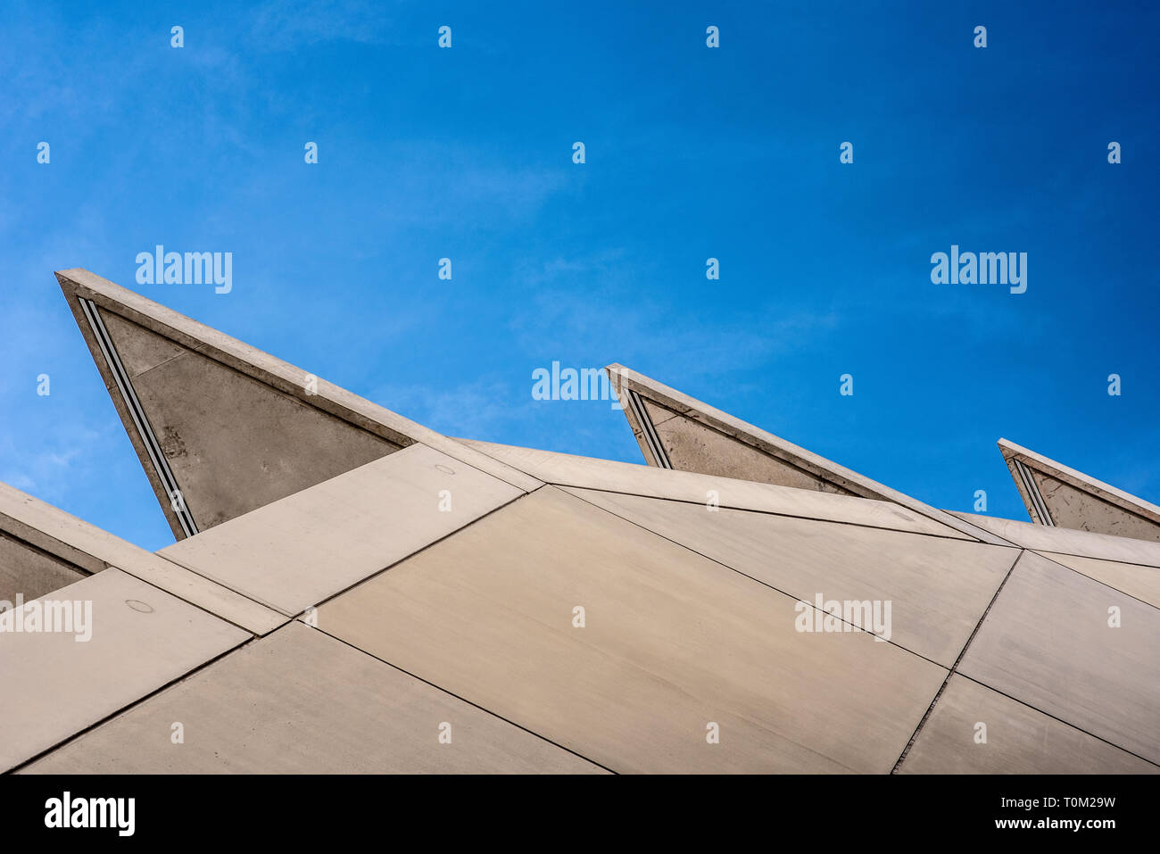 Futuristischer bau Detail mit Akut-winkel Dach und Balkon, imaginäre fin Form Stockfoto