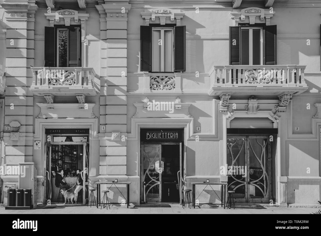 Rom, Italien, 07. November 2018: Italienische außerhalb Straße Häuser mit niemand auf der Straße im historischen Zentrum der Stadt. Stockfoto