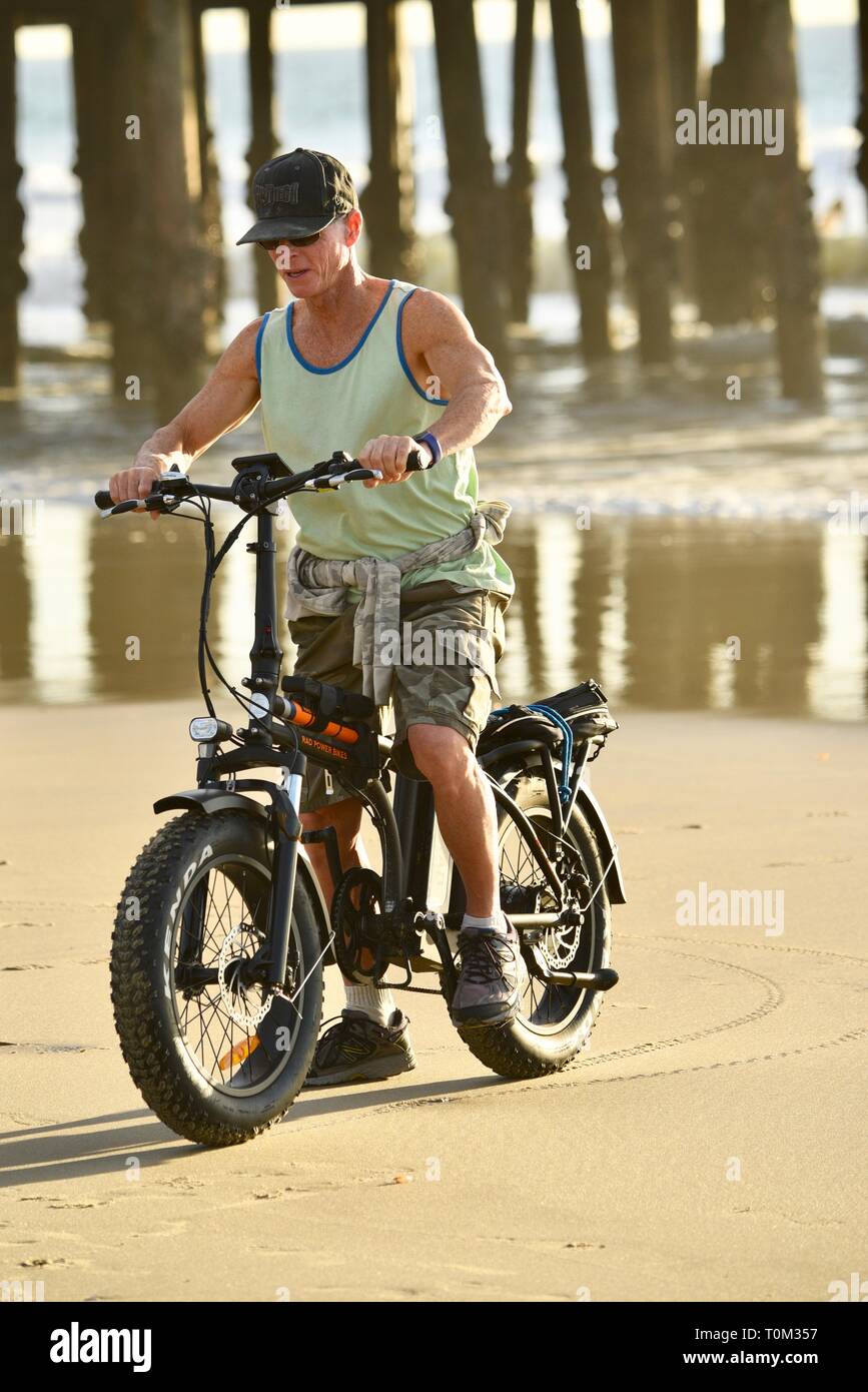 Fit, Mann mittleren Alters, Fat Tire Fahrradverleih Radtouren am Strand bei Sonnenuntergang im Pacific Beach, San Diego, Kalifornien, USA Stockfoto