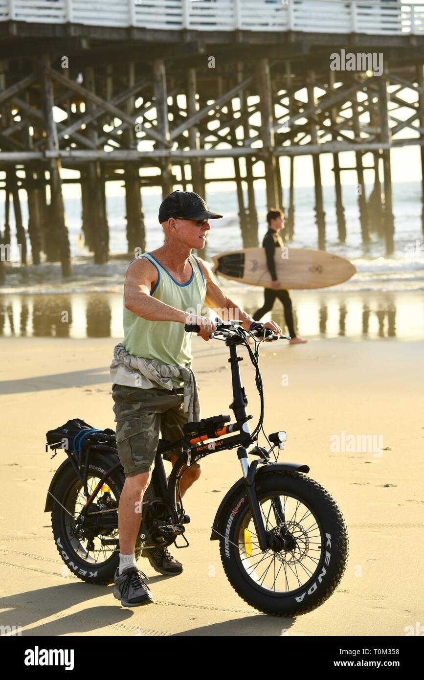 Fit, Mann mittleren Alters, Fat Tire Fahrradverleih Radtouren am Strand bei Sonnenuntergang im Pacific Beach, San Diego, Kalifornien, USA Stockfoto
