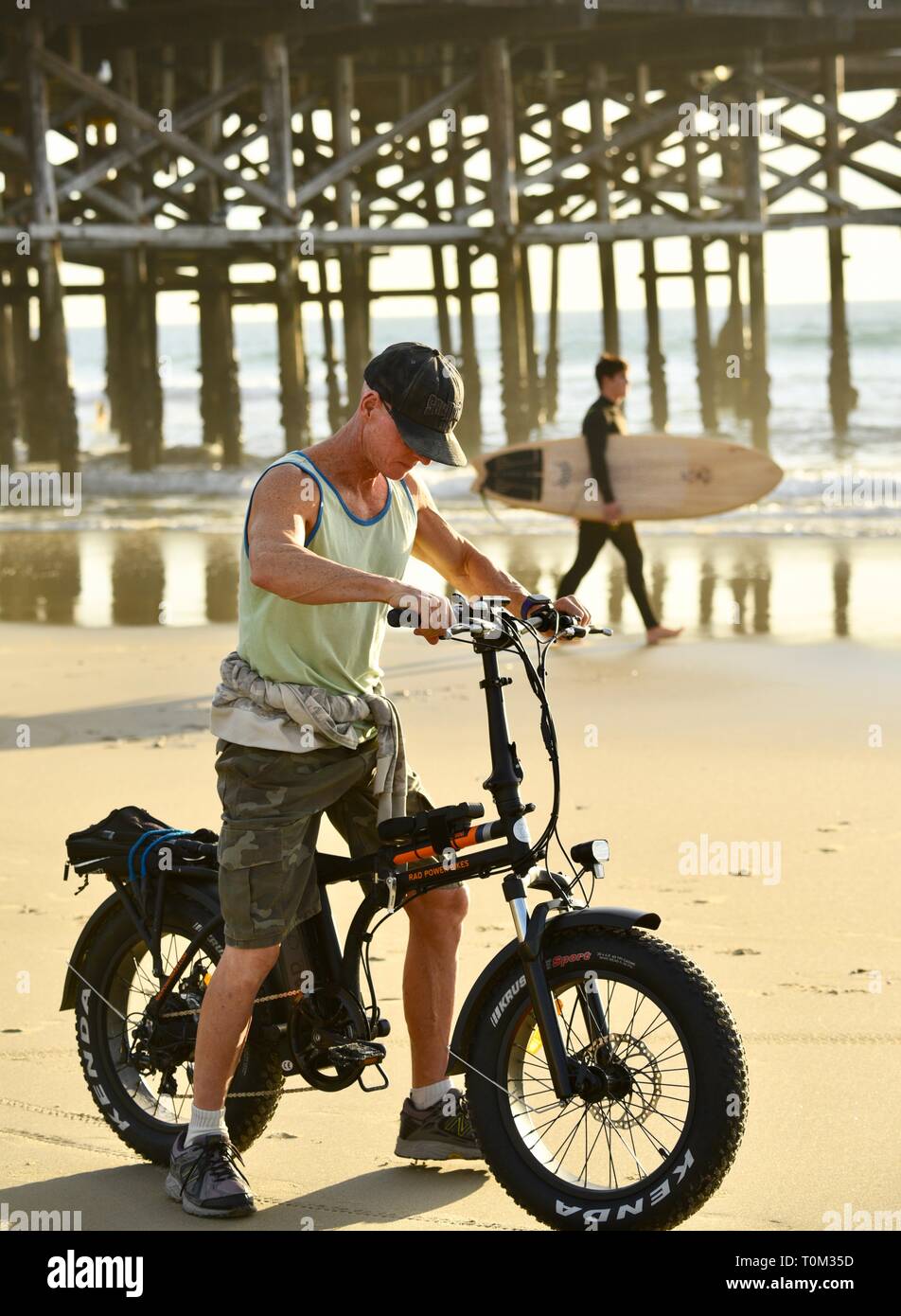 Fit, Mann mittleren Alters, Fat Tire Fahrradverleih Radtouren am Strand bei Sonnenuntergang im Pacific Beach, San Diego, Kalifornien, USA Stockfoto