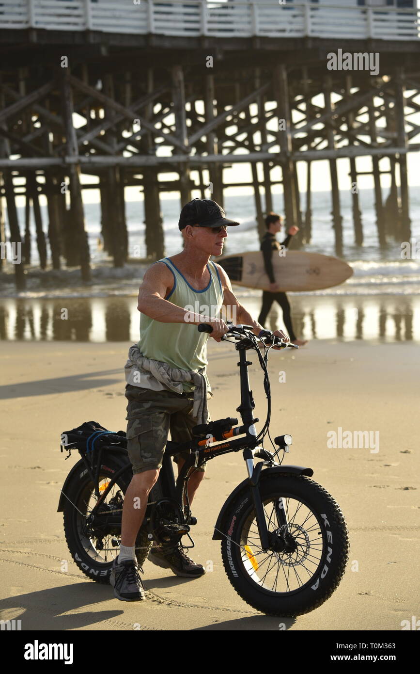 Fit, Mann mittleren Alters, Fat Tire Fahrradverleih Radtouren am Strand bei Sonnenuntergang im Pacific Beach, San Diego, Kalifornien, USA Stockfoto