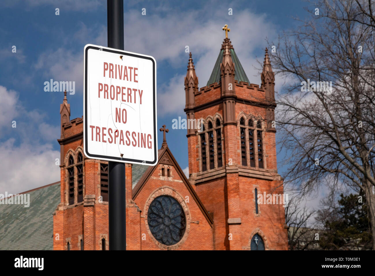 Grosse Pointe Farms, Michigan - eine "no Trespassing" Schild in St. Paul auf der See-katholischen Kirche veröffentlicht. Die Kirche liegt am Ufer des Lake St. Stockfoto