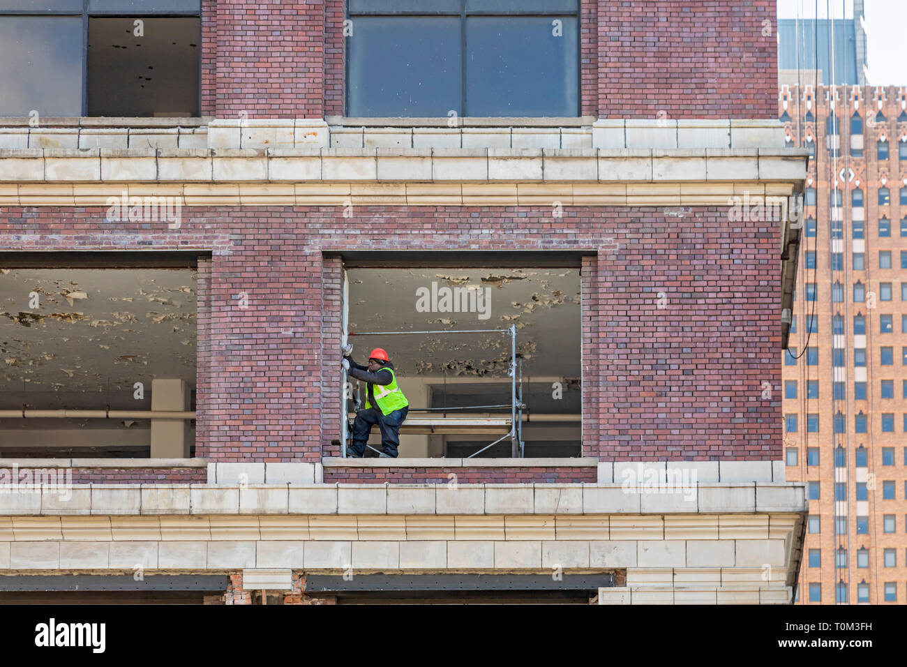Detroit, Michigan - Bauarbeiter auf ein Fenster während der Renovierung der Marquette Gebäude, eine historische Downtown Office Gebäude. Stockfoto