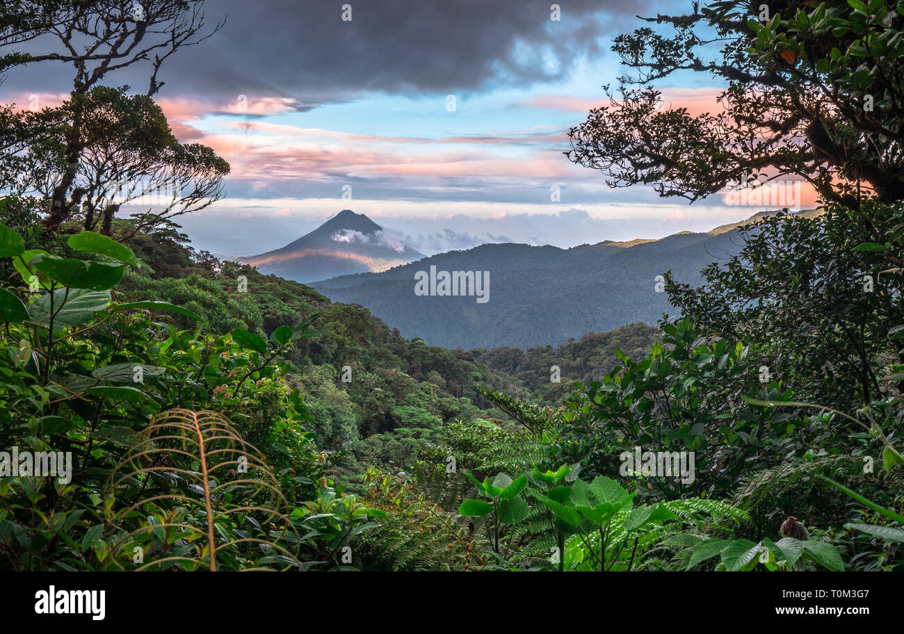 Volcan Arenal dominiert die Landschaft bei Sonnenuntergang, als vom Monteverde Bereich gesehen, Costa Rica. Stockfoto