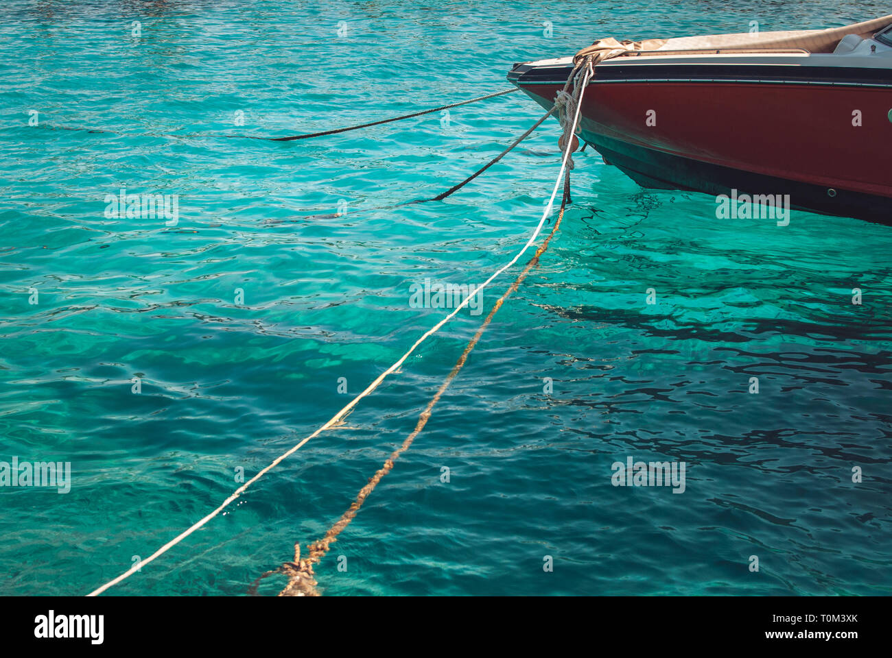 Das Fragment der Elegante rote Luxury Motor Yacht auf dem Hintergrund der azurblauen Meer Stockfoto