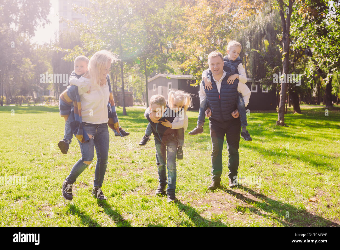 Familie Mit Vier Kindern Stockfotos und bilder Kaufen Alamy