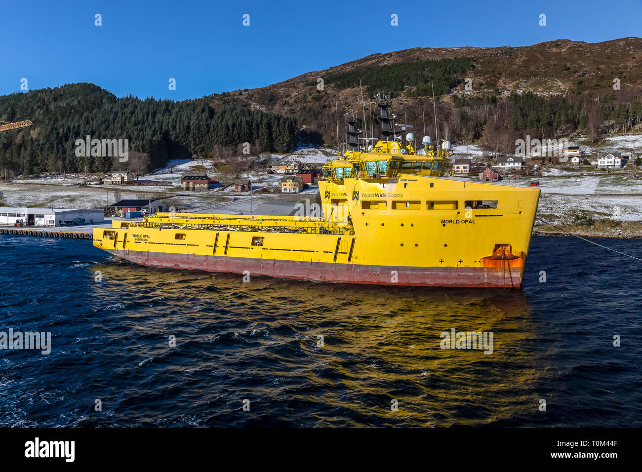 Die norwegische aus ladeanschluss Schiff Welt der Opal, im Hafen von Torvik in Norwegen. Es wurde in 2013 gebaut. Stockfoto