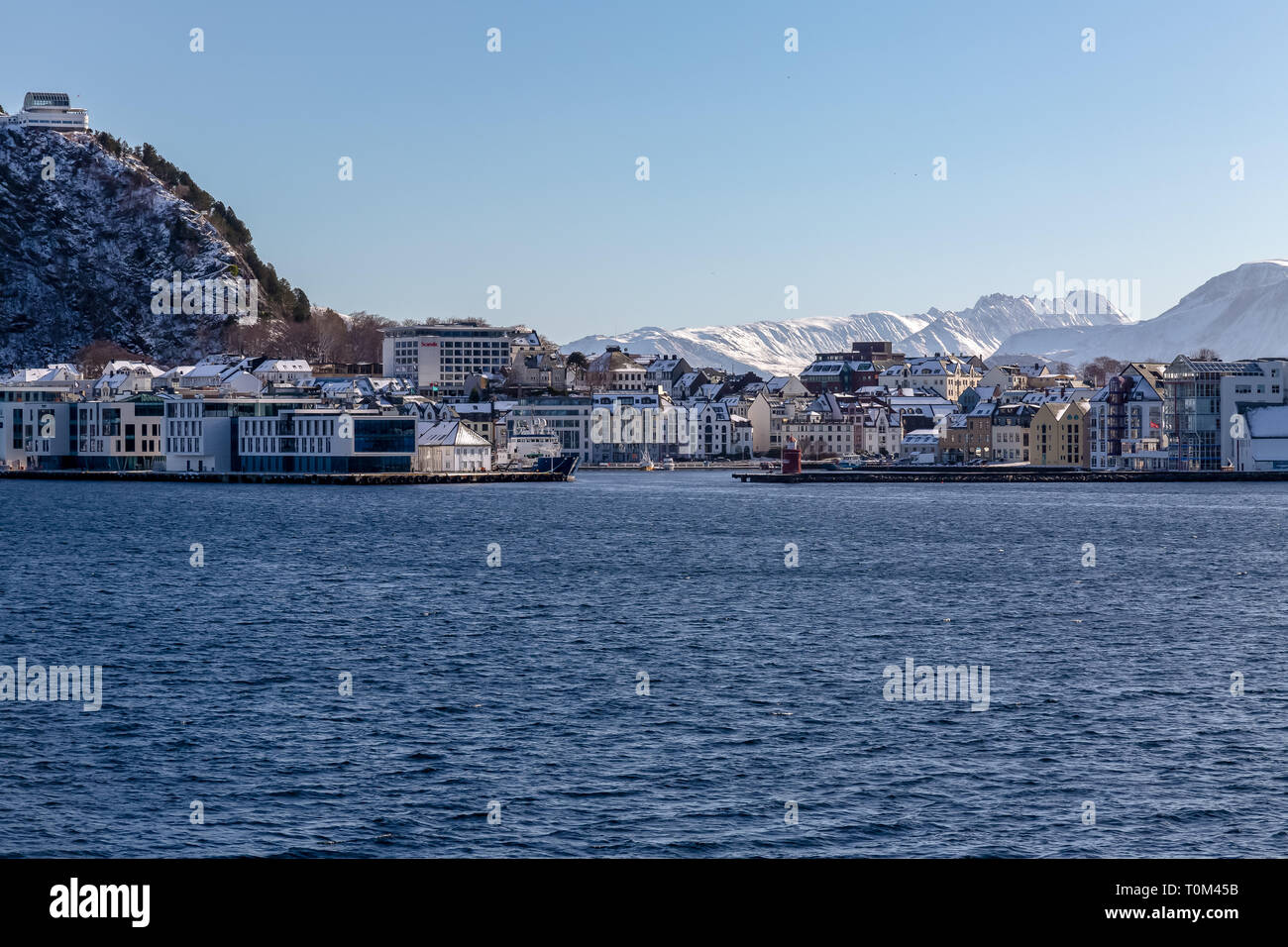 Der Eingang zum Meer Hafen von Alesund in Norwegen. Stockfoto