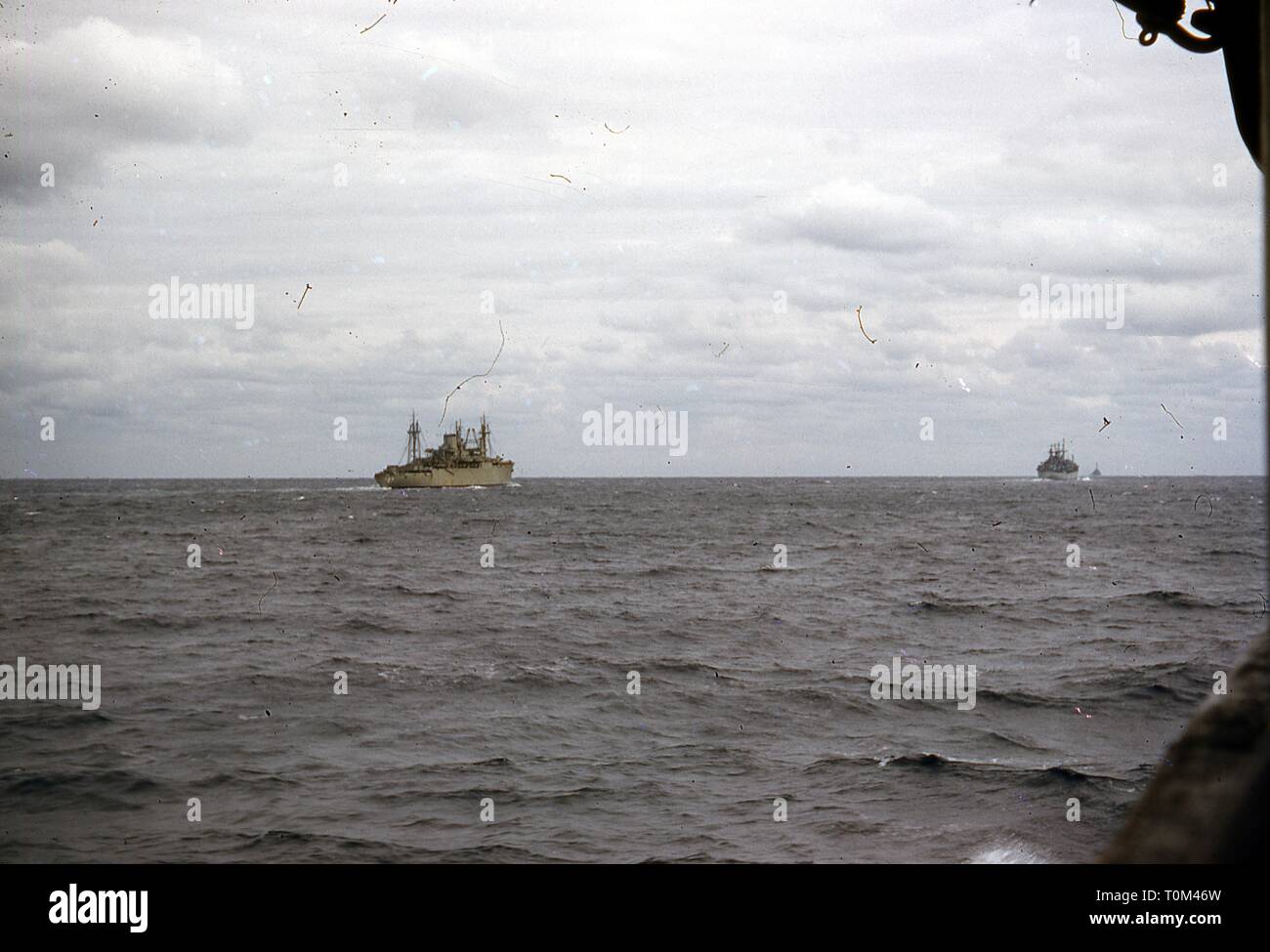 Wide-shot, wahrscheinlich vom Deck eines Schiffes, an einem bewölkten Tag, von mehreren naval Zerstörer auf See in der Nähe von Sendai, Präfektur Miyagi, Japan, 1952. () Stockfoto