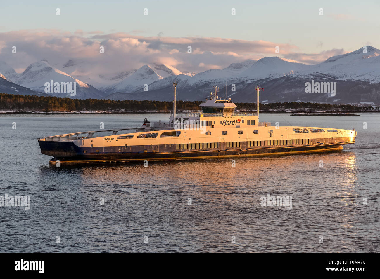 Das norwegische Schiff Fannefjord, eine Roll-on-roll-off Fähre in 201 gesehen, nähert sich der Hafen von Molde in Norwegen gebaut. Stockfoto