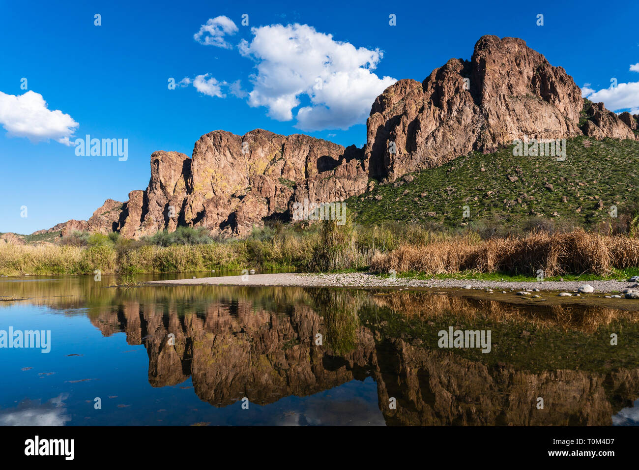 Der Salt River reflektiert Wüstenberge in ruhigem Wasser in der Nähe von Mesa, Arizona Stockfoto