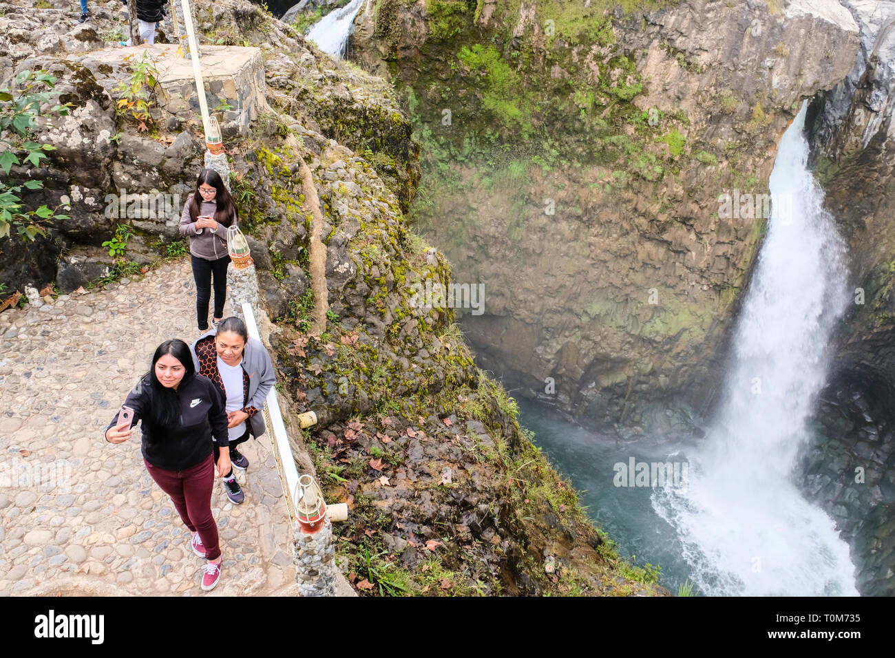 Touristen tun selfie vor Wasserfall in Mexiko Stockfoto
