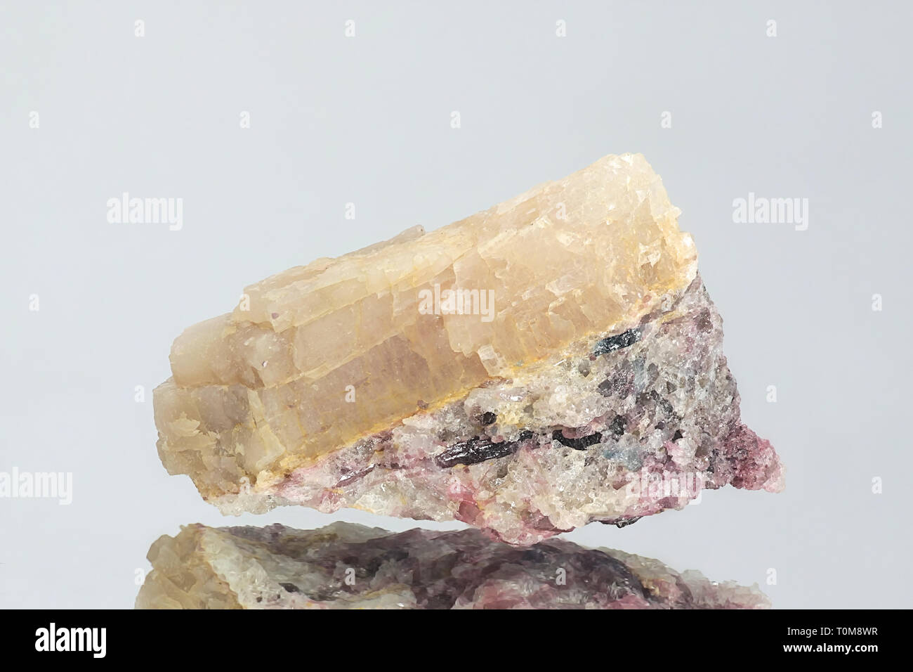 Kristall der großen Industrie lithium Erz Spodumene. Probe von Haapaluoma Lithium Steinbruch in Finnland. Stockfoto