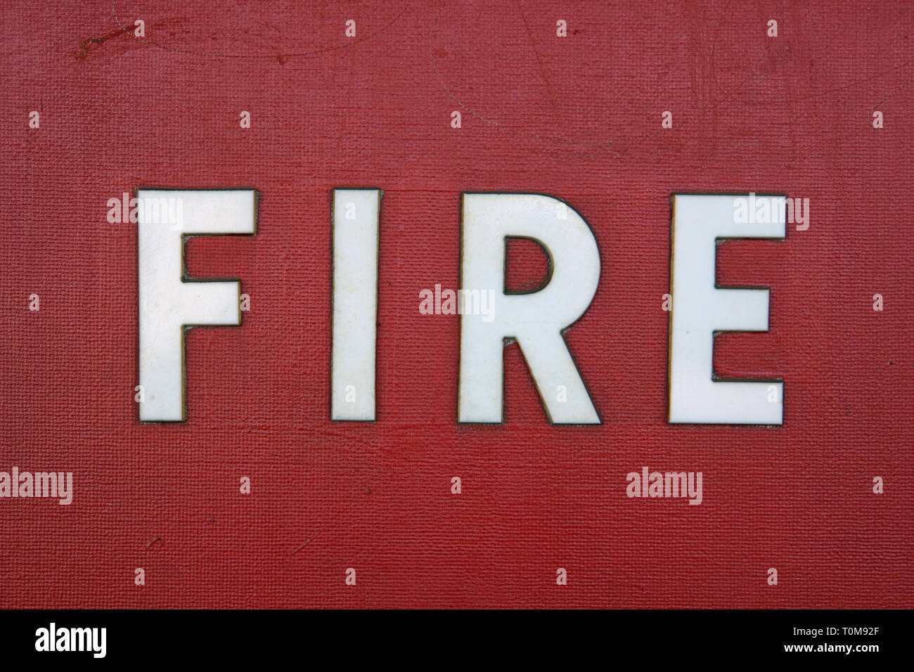 Australische Feuerwehr Schild mit rotem Hintergrund Textur, grafischen Hintergrund und weißen Buchstaben. Victoria, Australien. Stockfoto