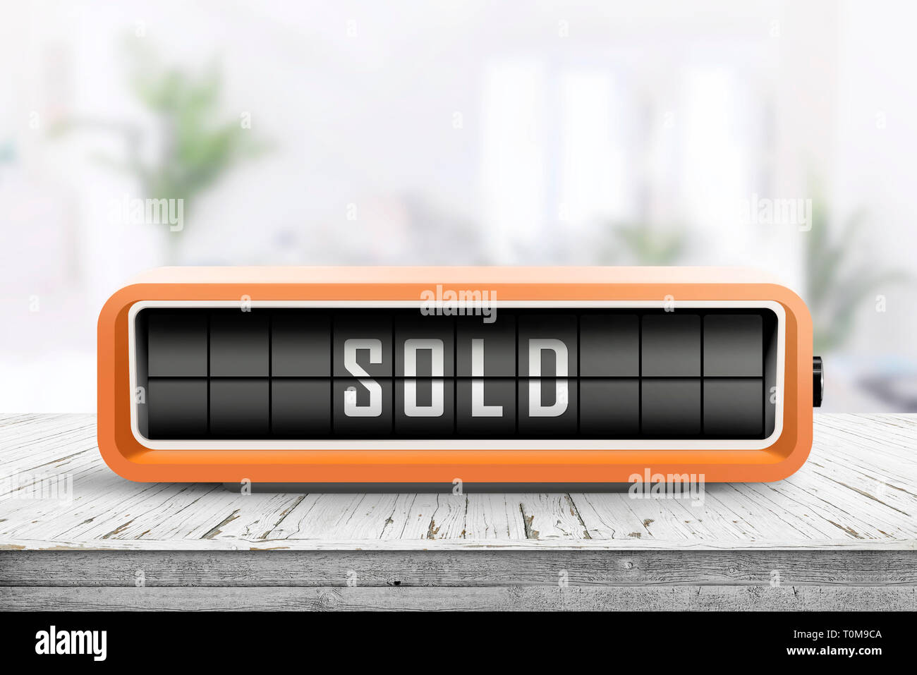 Verkauft Nachricht auf einem retro Wecker in einem hellen Raum auf einem Holztisch Stockfoto