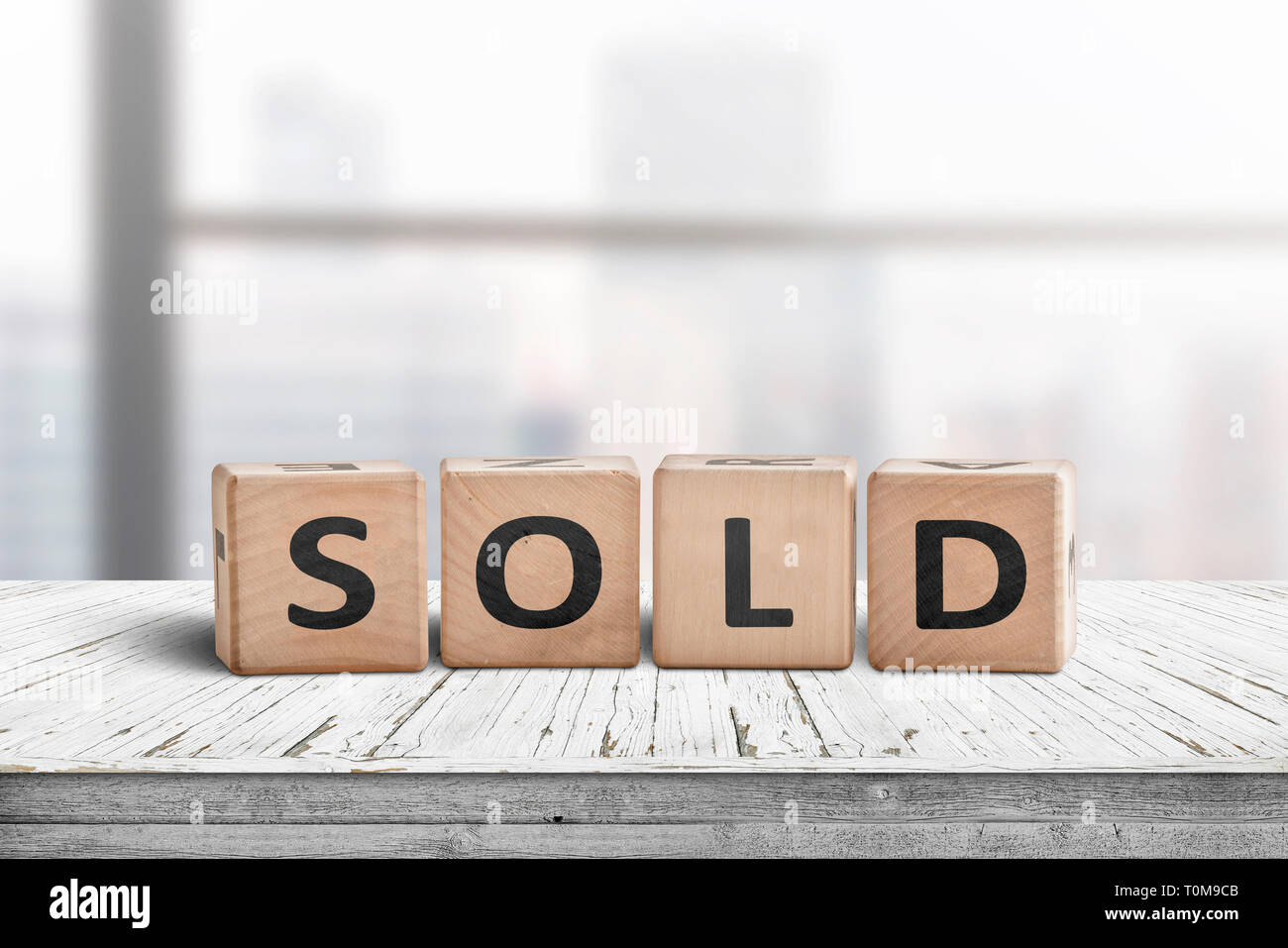 Verkauft auf einem Holztisch mit einem hellen Fenster im Hintergrund Stockfoto